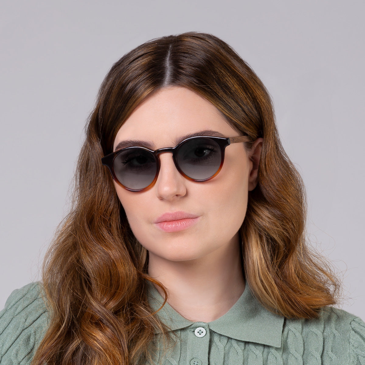 Óculos Taylor Tortoise em modelo com rosto grande.