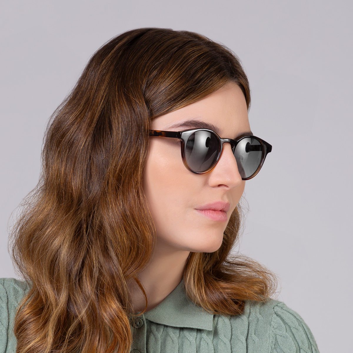 Óculos Taylor Tortoise Brilho em modelo com rosto grande.