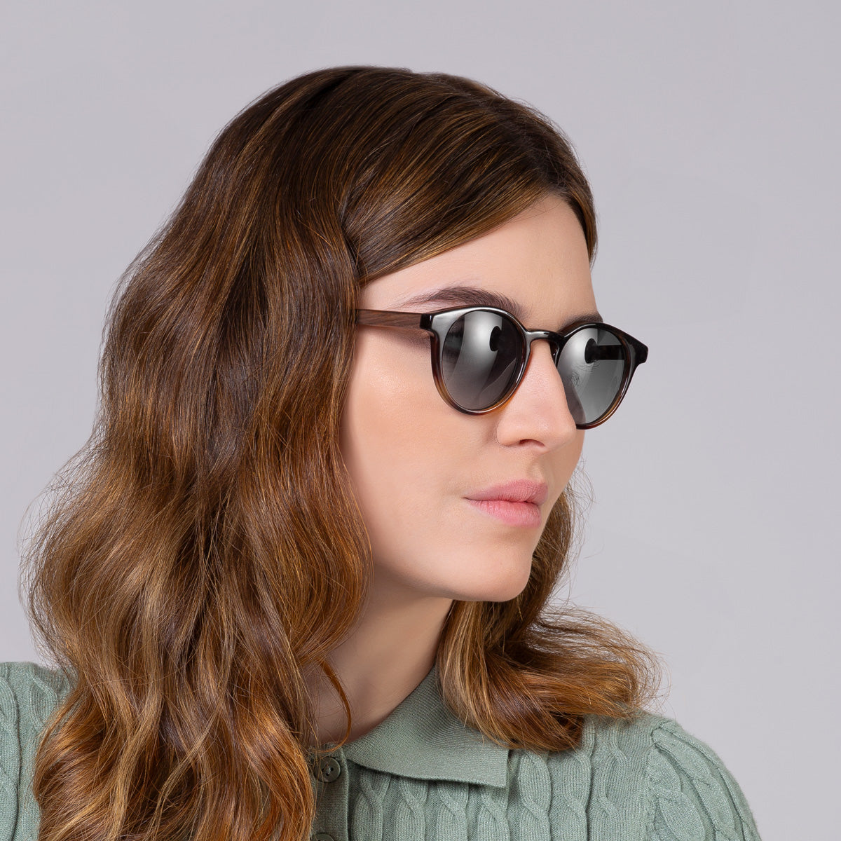 Óculos Taylor Tortoise em modelo com rosto grande.