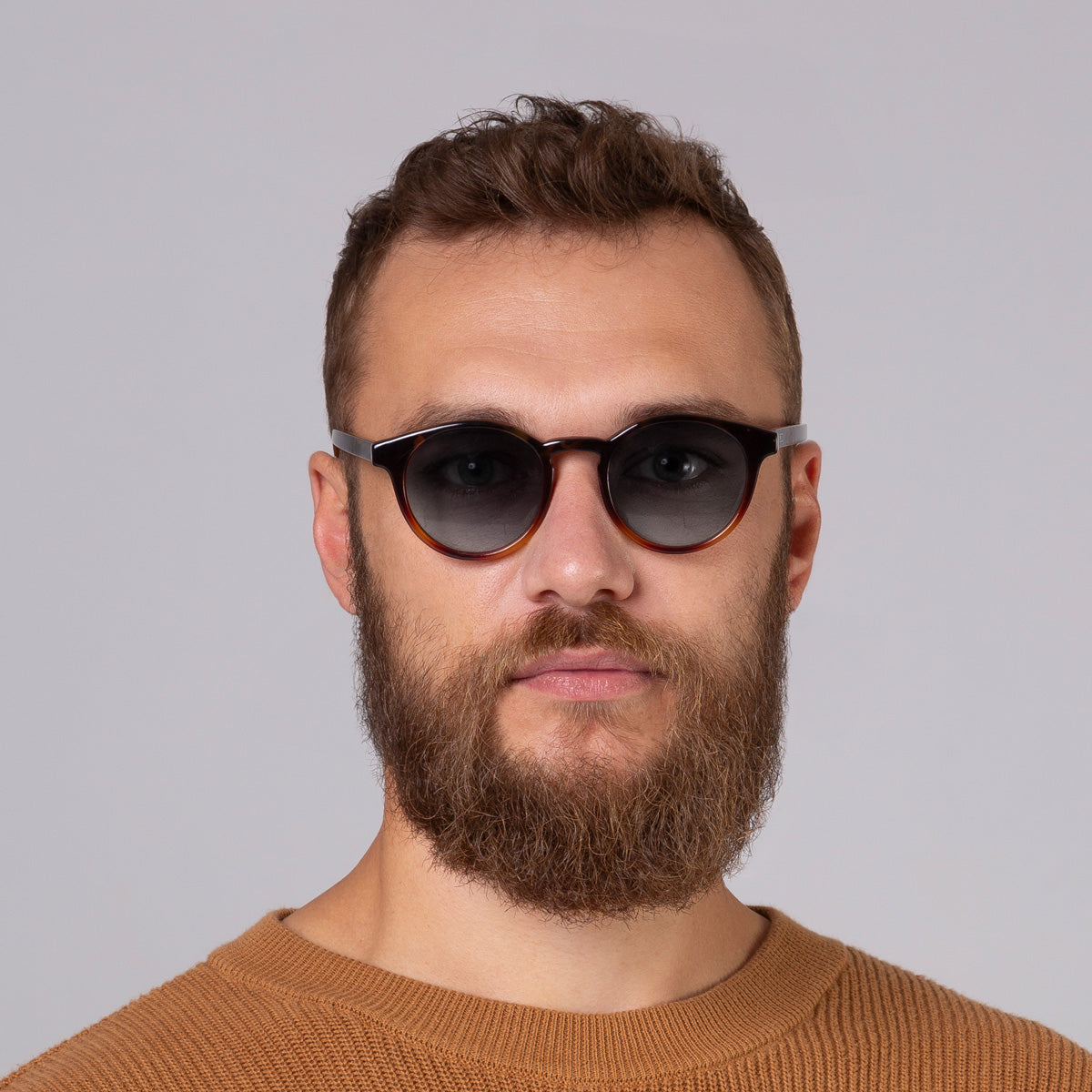 Óculos Taylor Tortoise Brilho em modelo com rosto grande.