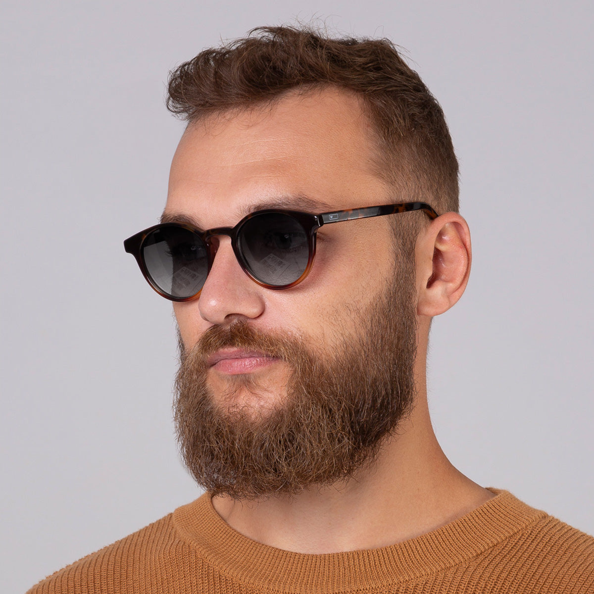 Óculos Taylor Tortoise Brilho em modelo com rosto grande.