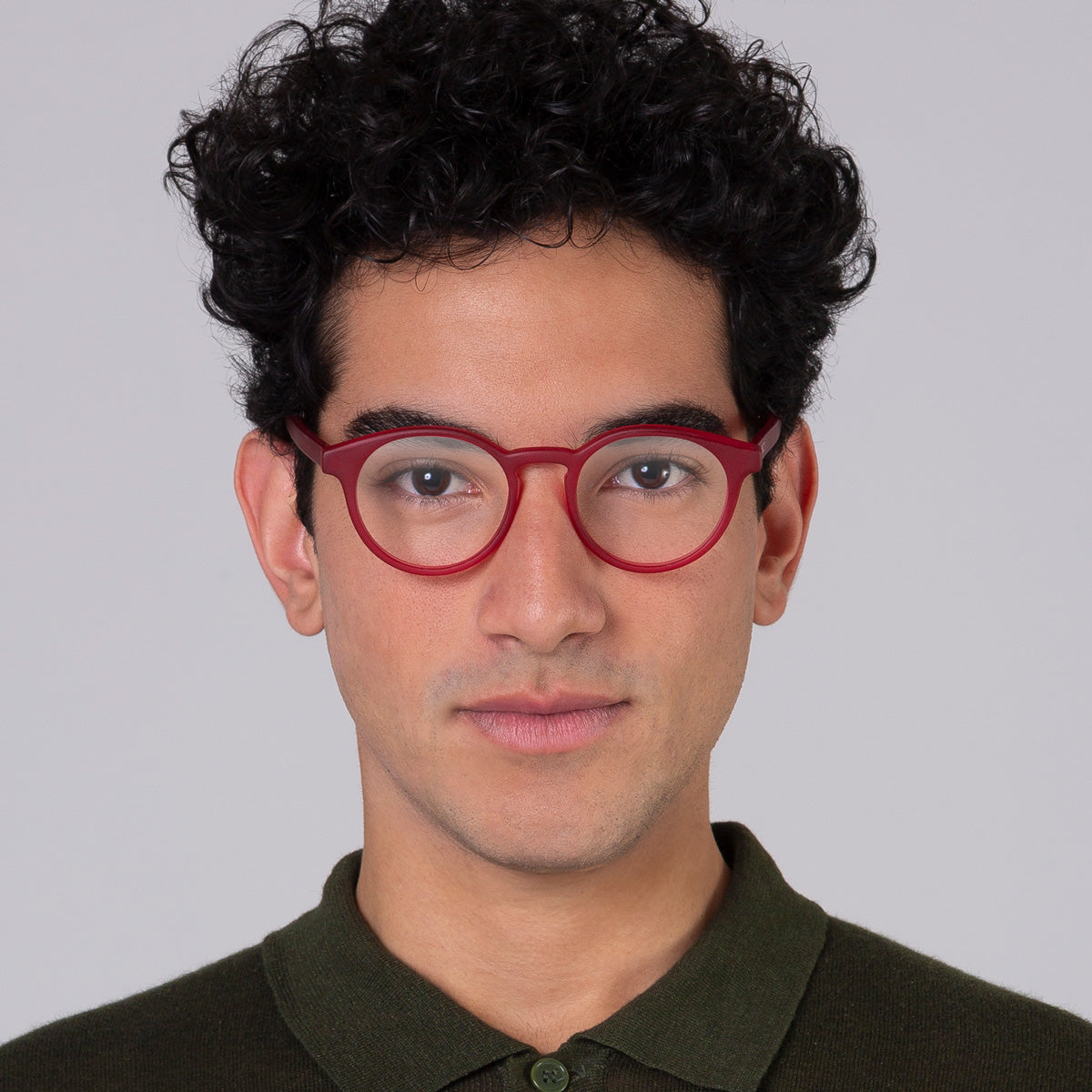 Armação Taylor Red Fosco em modelo com rosto grande.