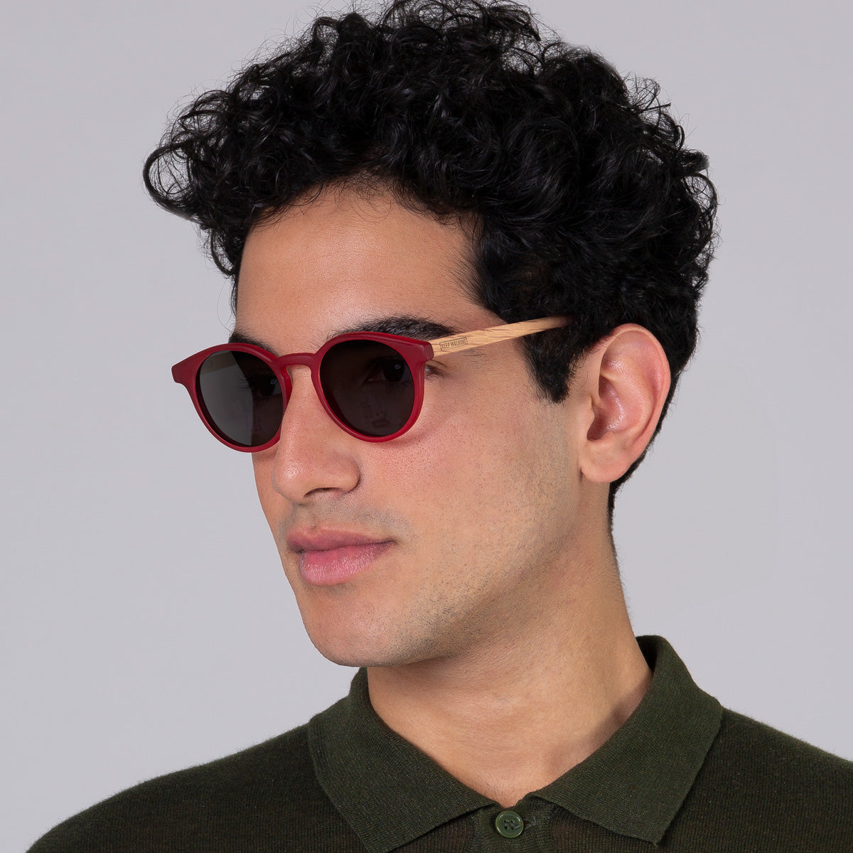 Óculos Taylor JW Red Label em modelo com rosto grande.