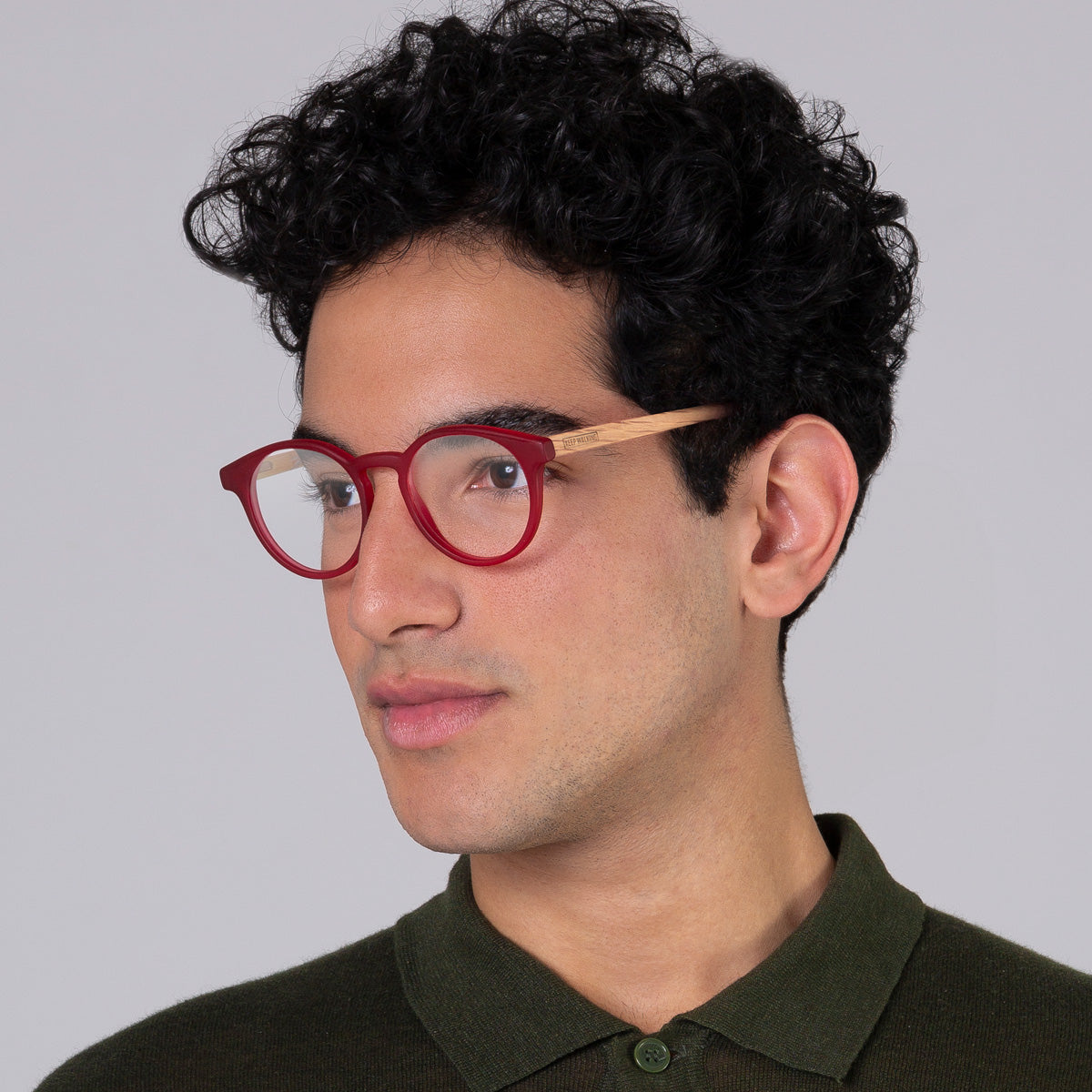 Armação Taylor JW Red Label em modelo com rosto grande.