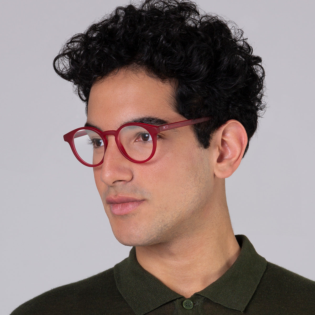 Armação Taylor Red Fosco em modelo com rosto grande.