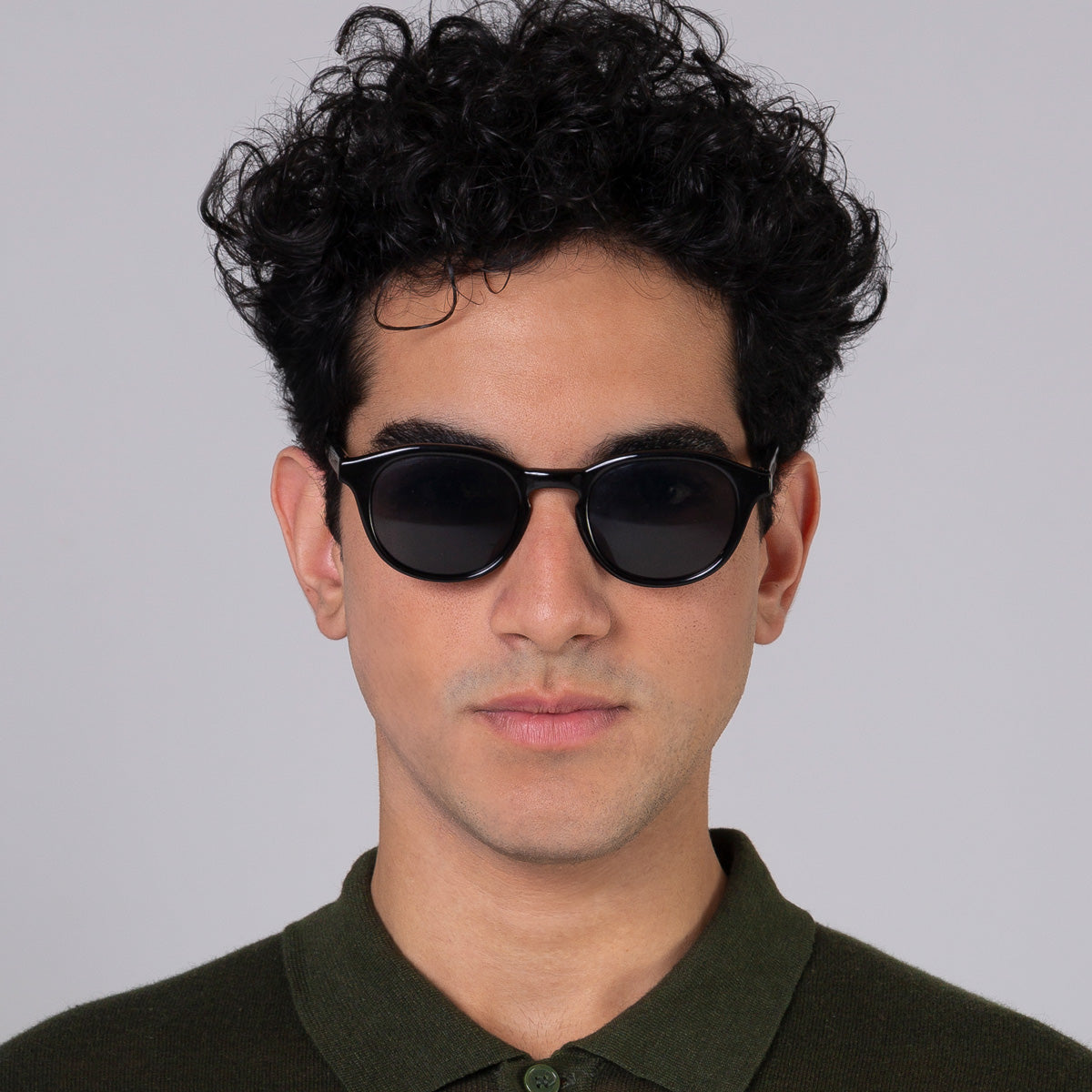 Óculos Toshi Black em modelo com rosto grande.