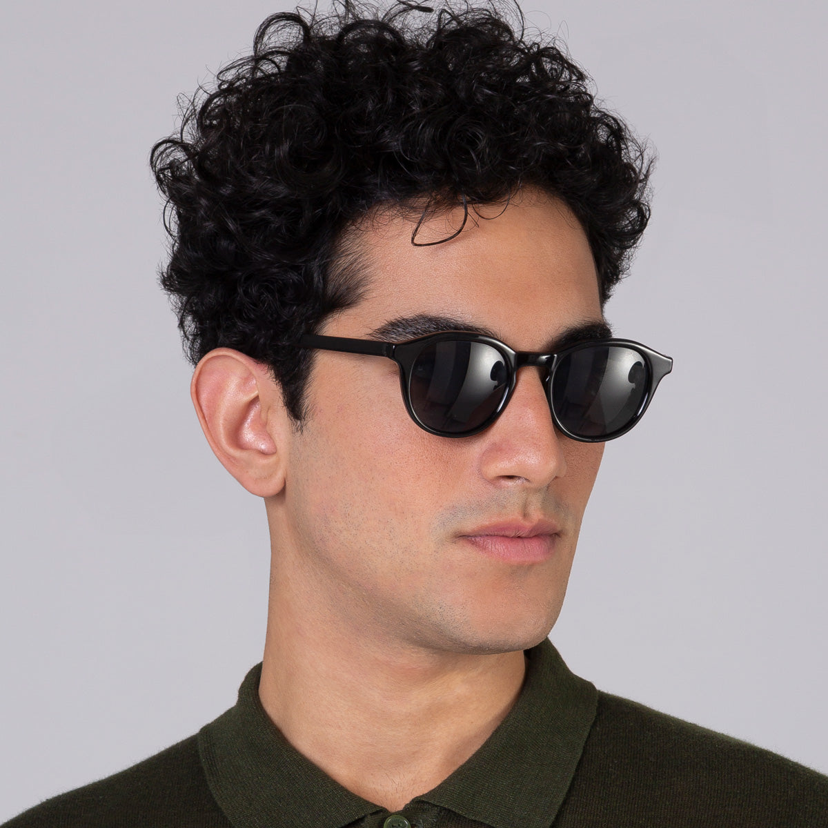 Óculos Toshi Black em modelo com rosto grande.