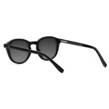 Toshi Black com lente de sol cinza