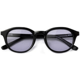 Toshi Black com lente colorida lilás