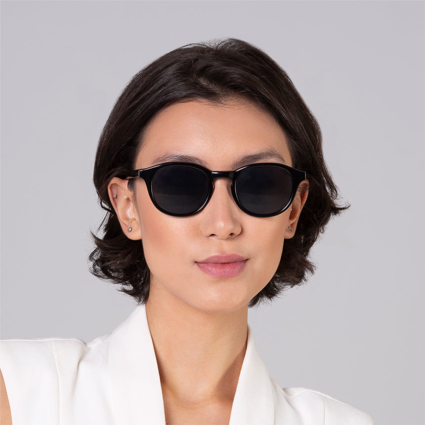 Óculos Toshi Black em modelo com rosto médio.