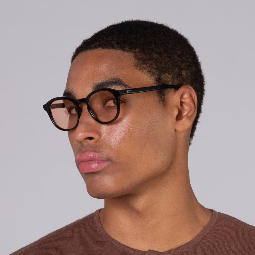 Óculos Toshi Black com lente laranja em modelo com rosto grande.