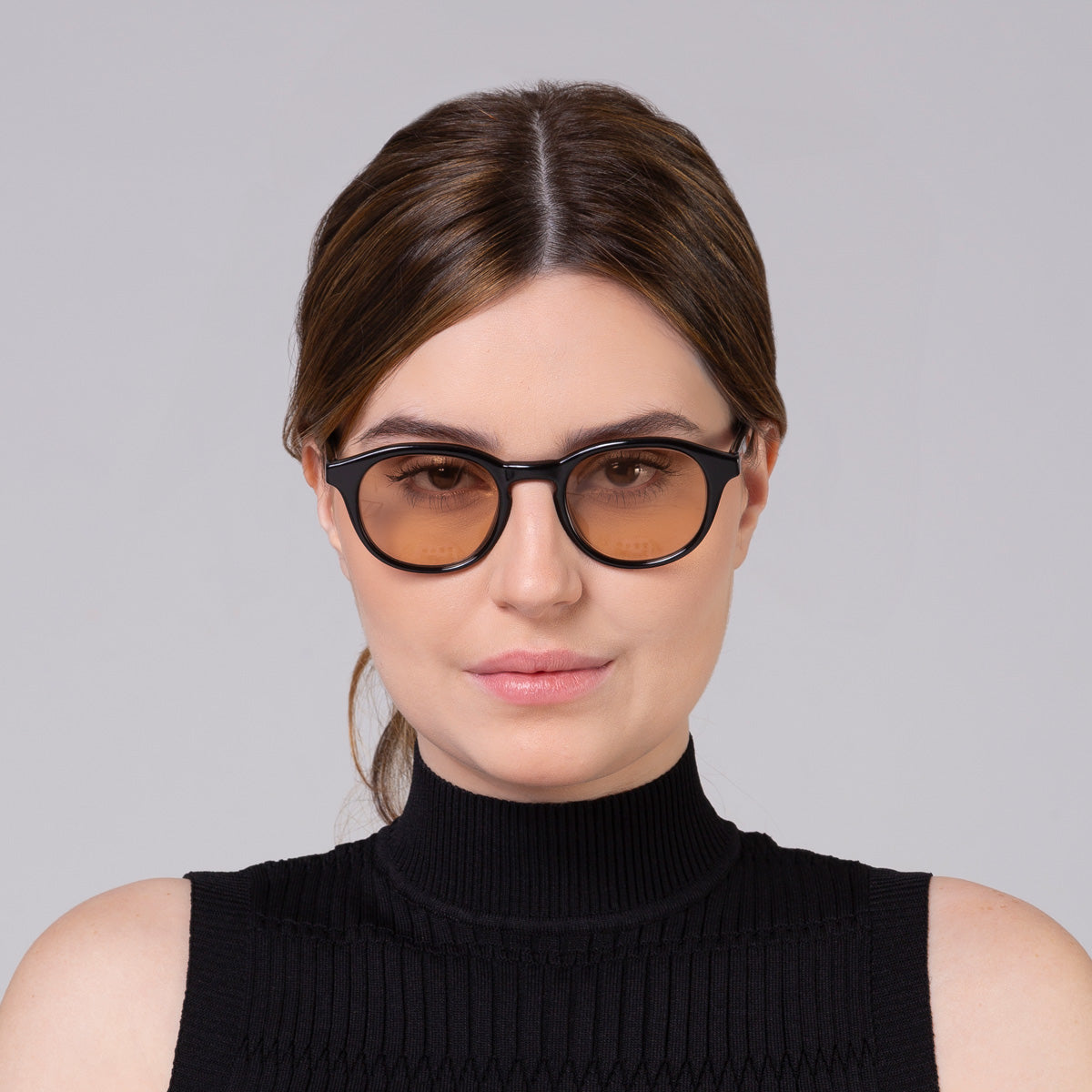 Óculos Toshi Black com lente laranja em modelo com rosto grande.