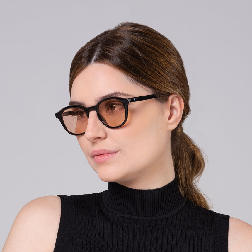 Óculos Toshi Black com lente laranja em modelo com rosto grande.