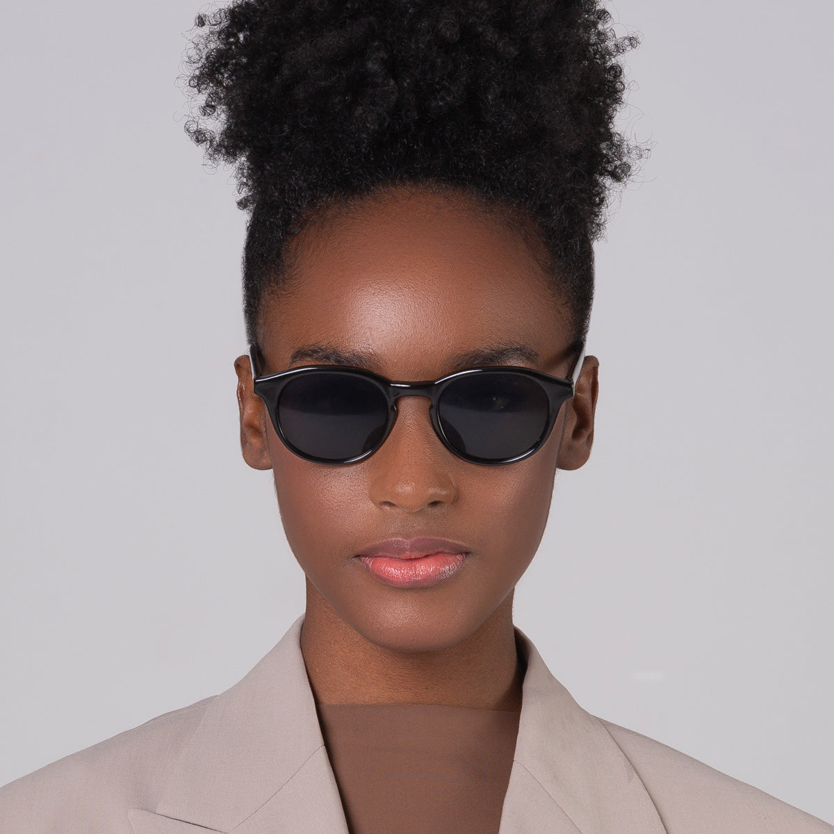 Óculos Toshi Black em modelo com rosto pequeno.