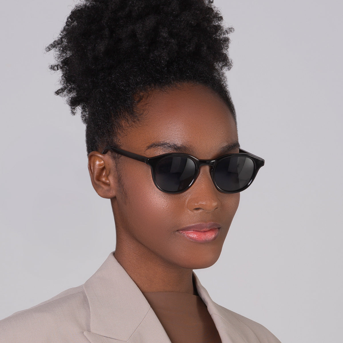 Óculos Toshi Black em modelo com rosto pequeno.