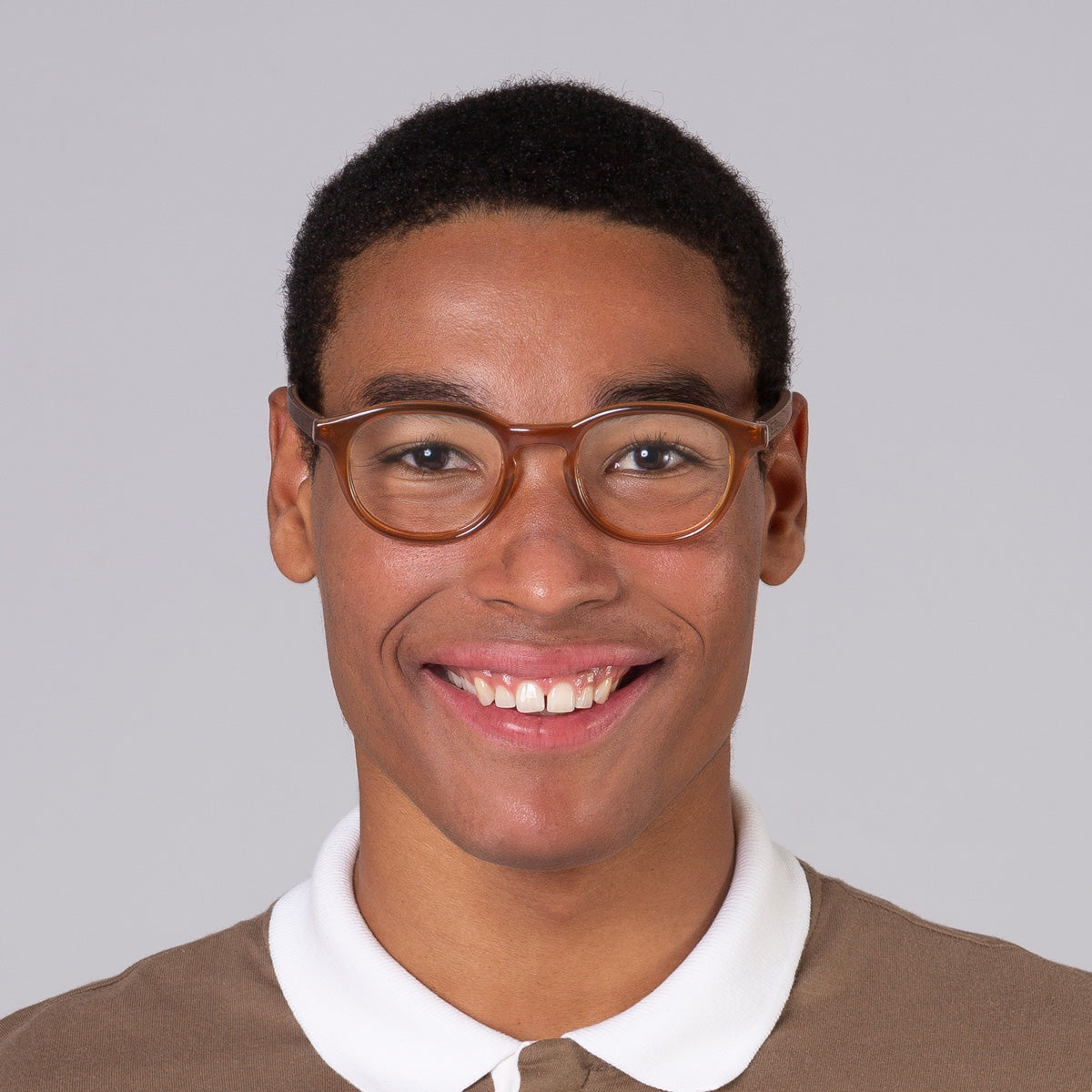 Armação Toshi Camel em modelo com rosto grande.