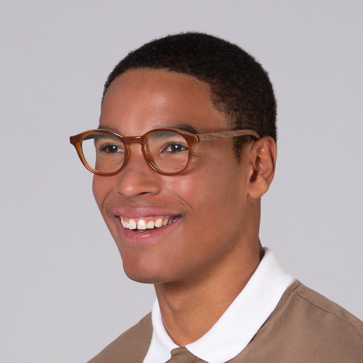 Armação Toshi Camel em modelo com rosto grande.