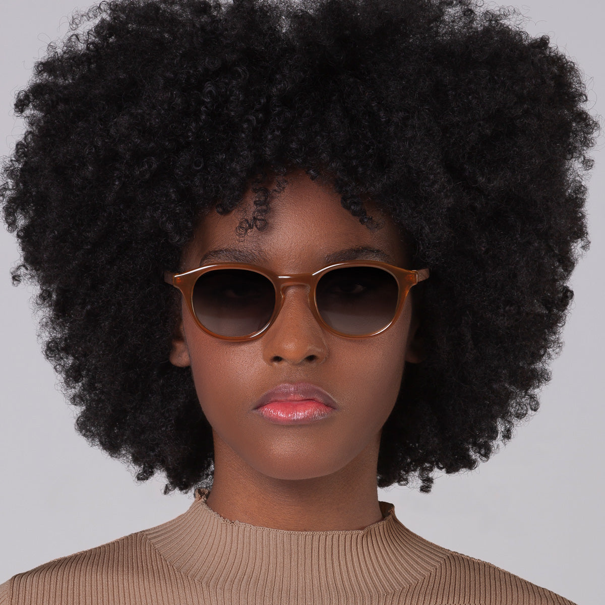 Óculos Toshi Camel em modelo com rosto pequeno.