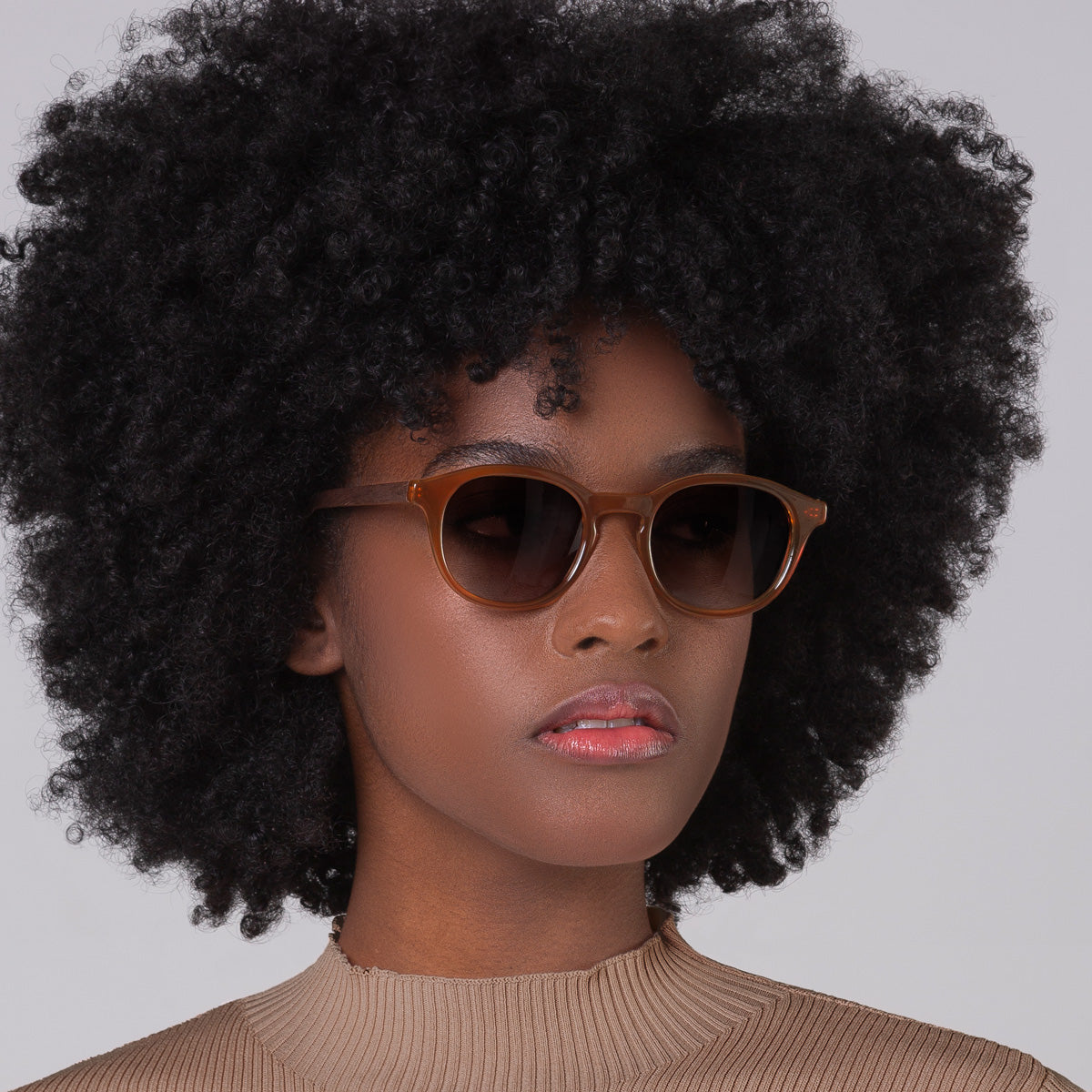 Óculos Toshi Camel em modelo com rosto pequeno.