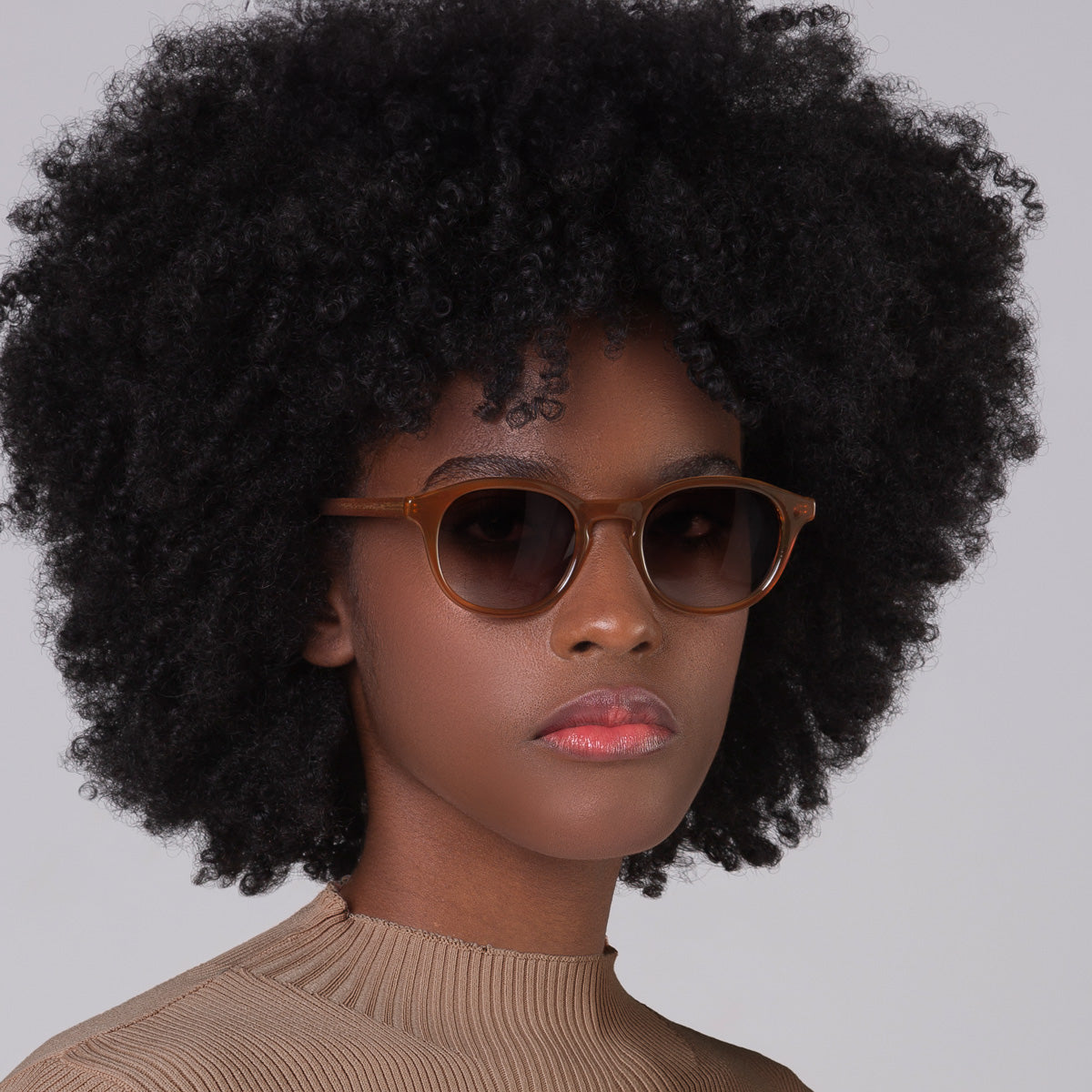 Óculos Toshi Camel em modelo com rosto pequeno.