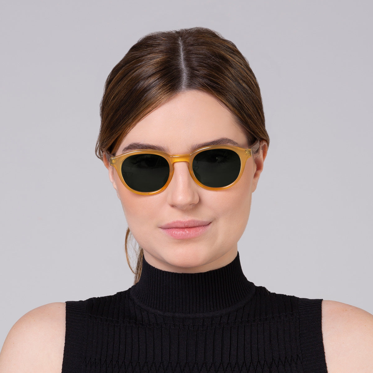 Óculos Toshi Gold em modelo com rosto grande.