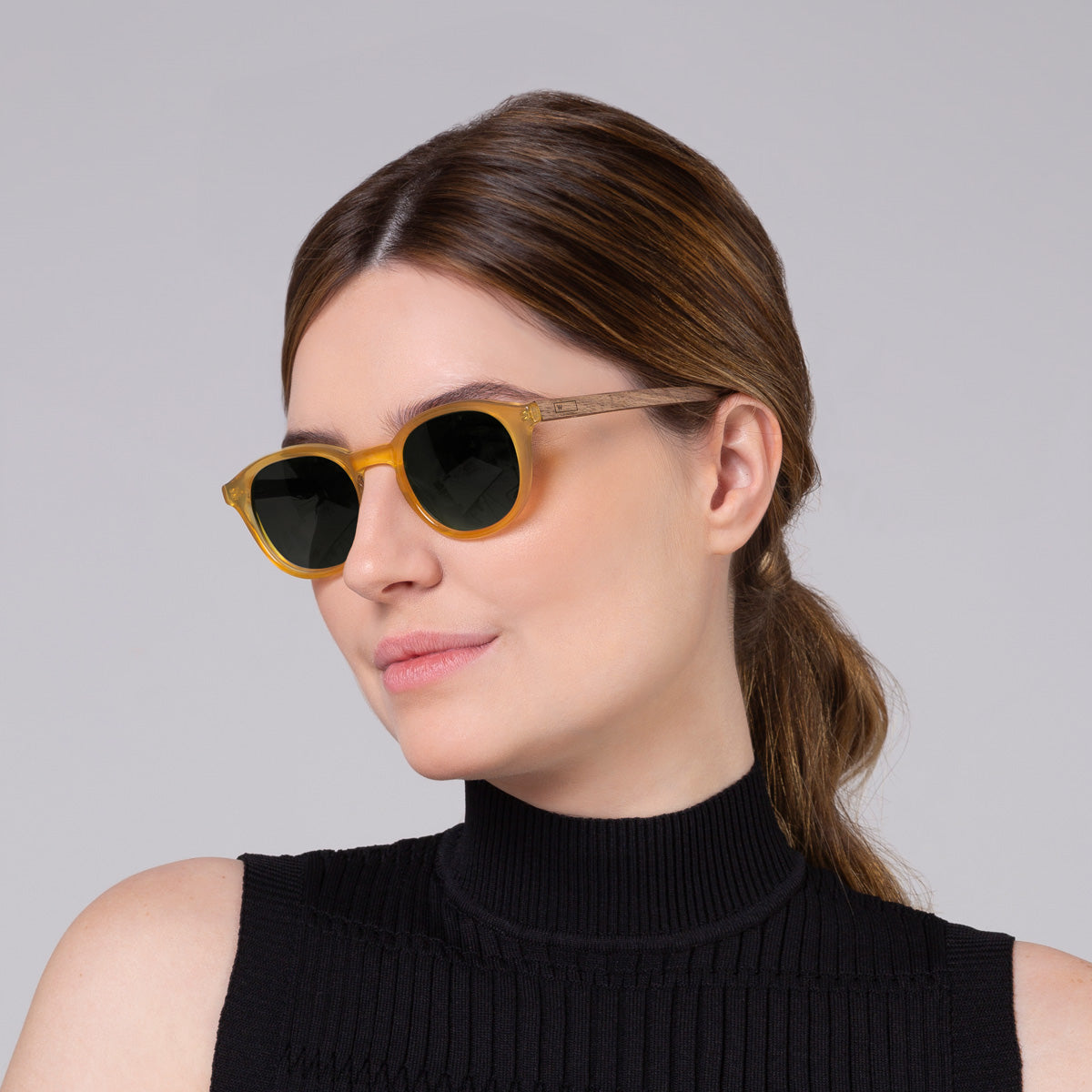 Óculos Toshi Gold em modelo com rosto grande.