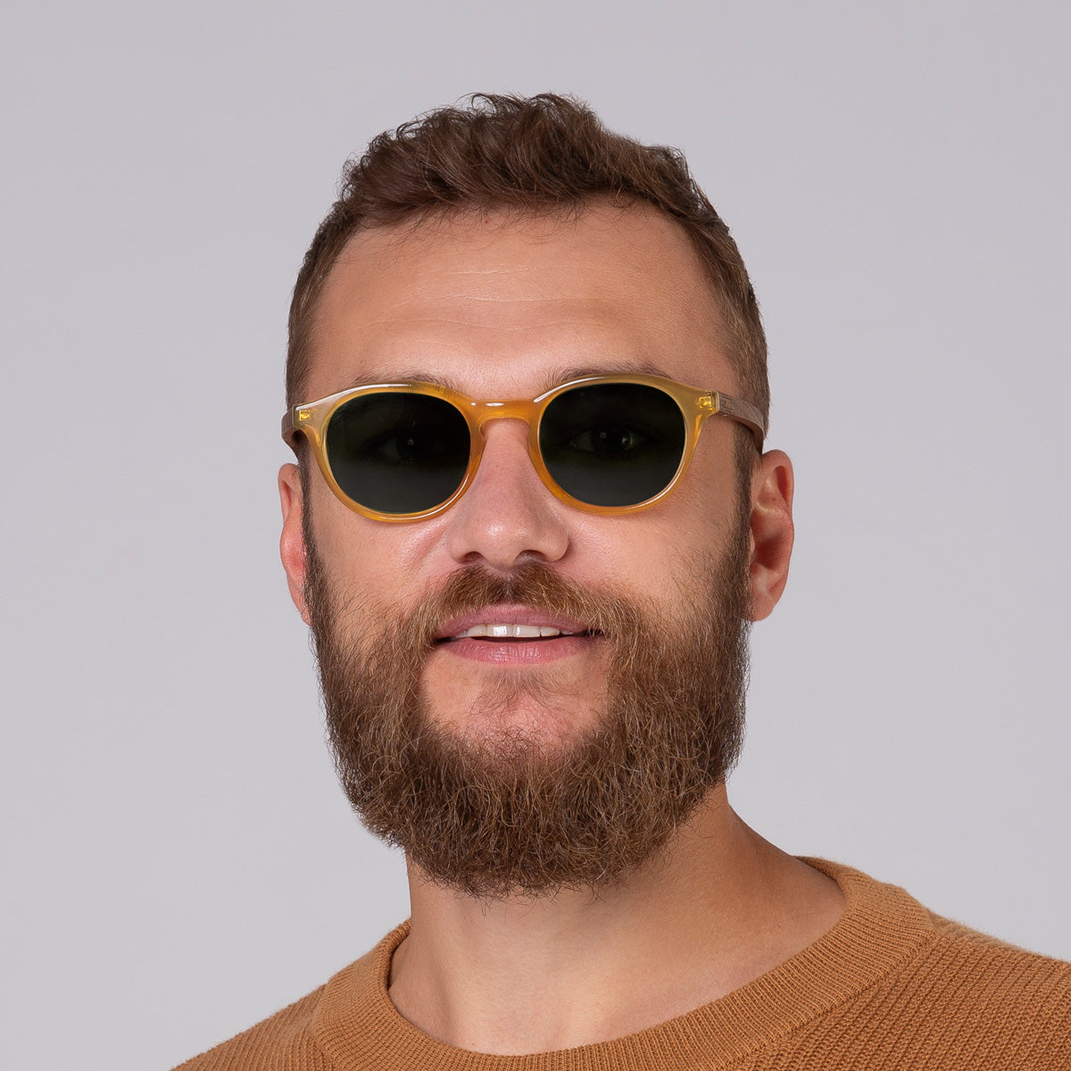 Óculos Toshi Gold em modelo com rosto grande.