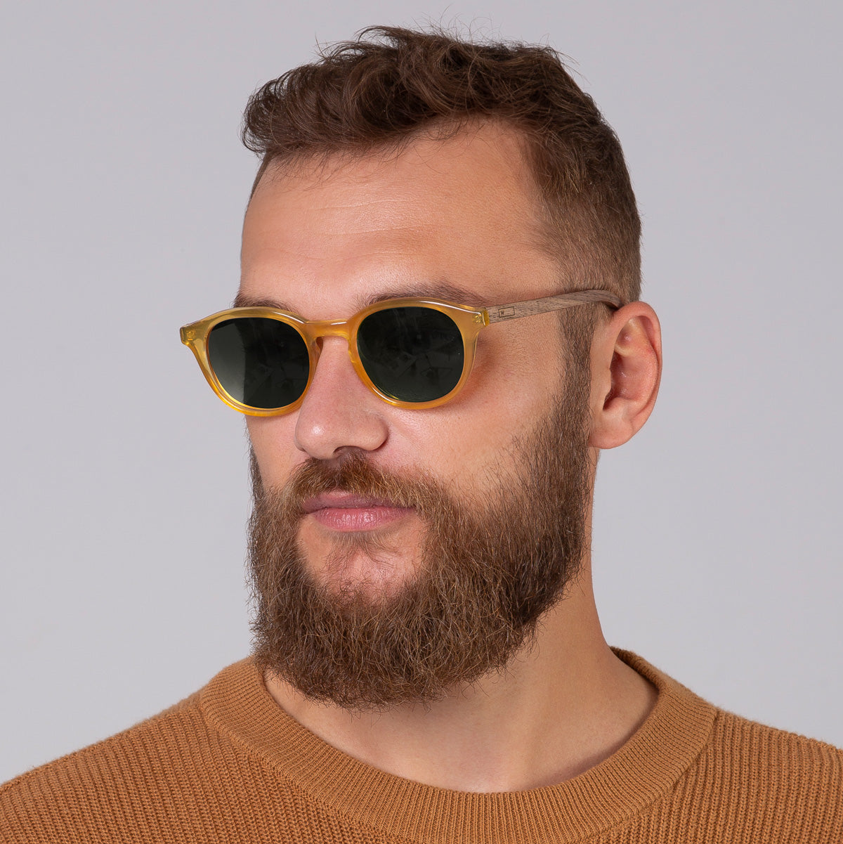 Óculos Toshi Gold em modelo com rosto grande.