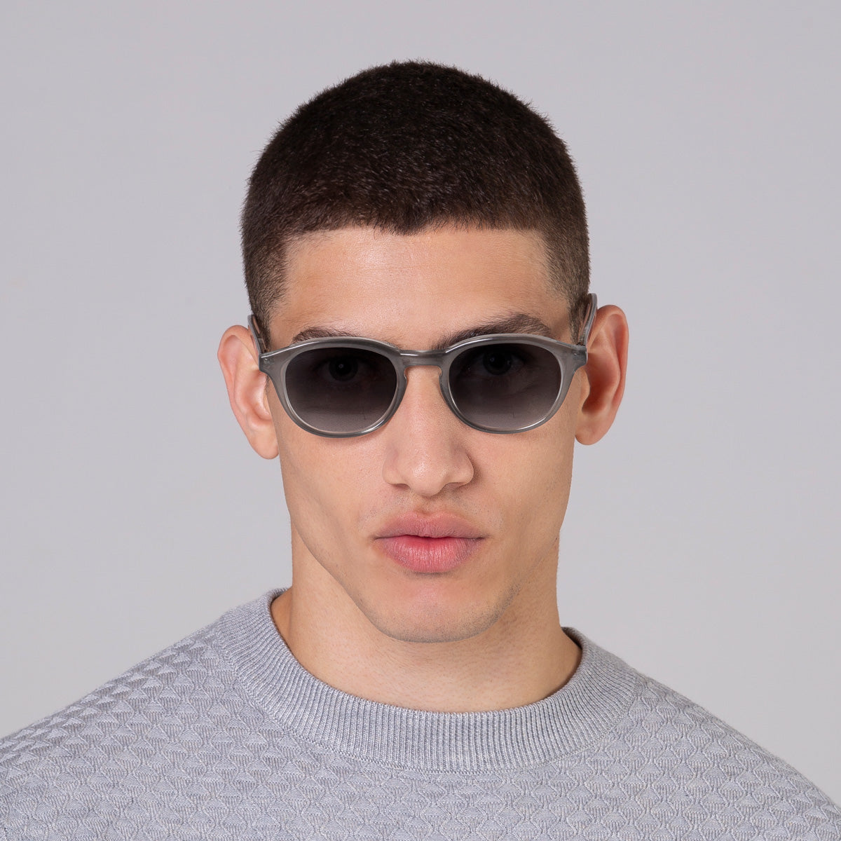 Óculos Toshi Grafite em modelo com rosto médio.