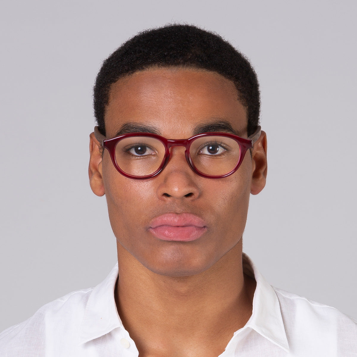 Armação Toshi Vinho em modelo com rosto grande.