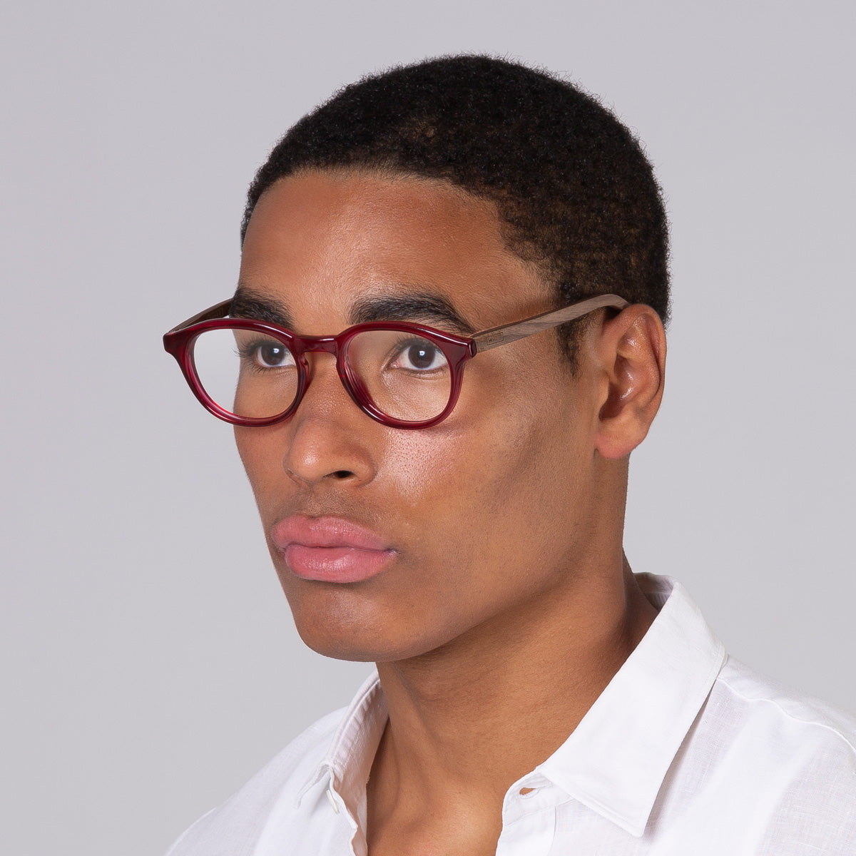 Armação Toshi Vinho em modelo com rosto grande.