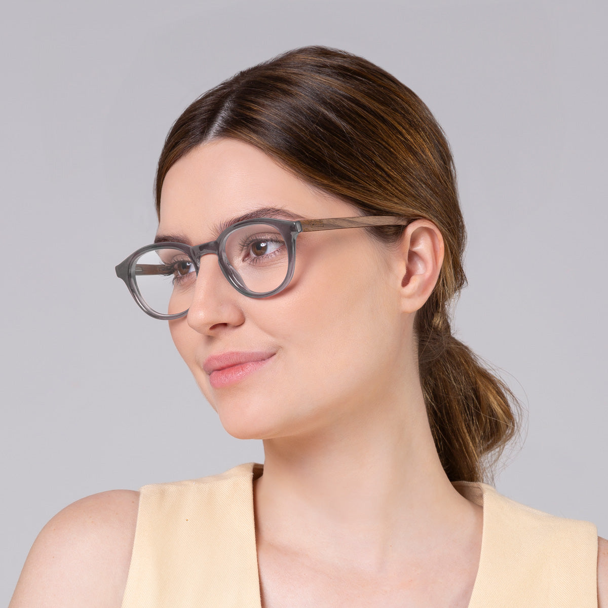 Armação Toshi Grafite em modelo com rosto grande.