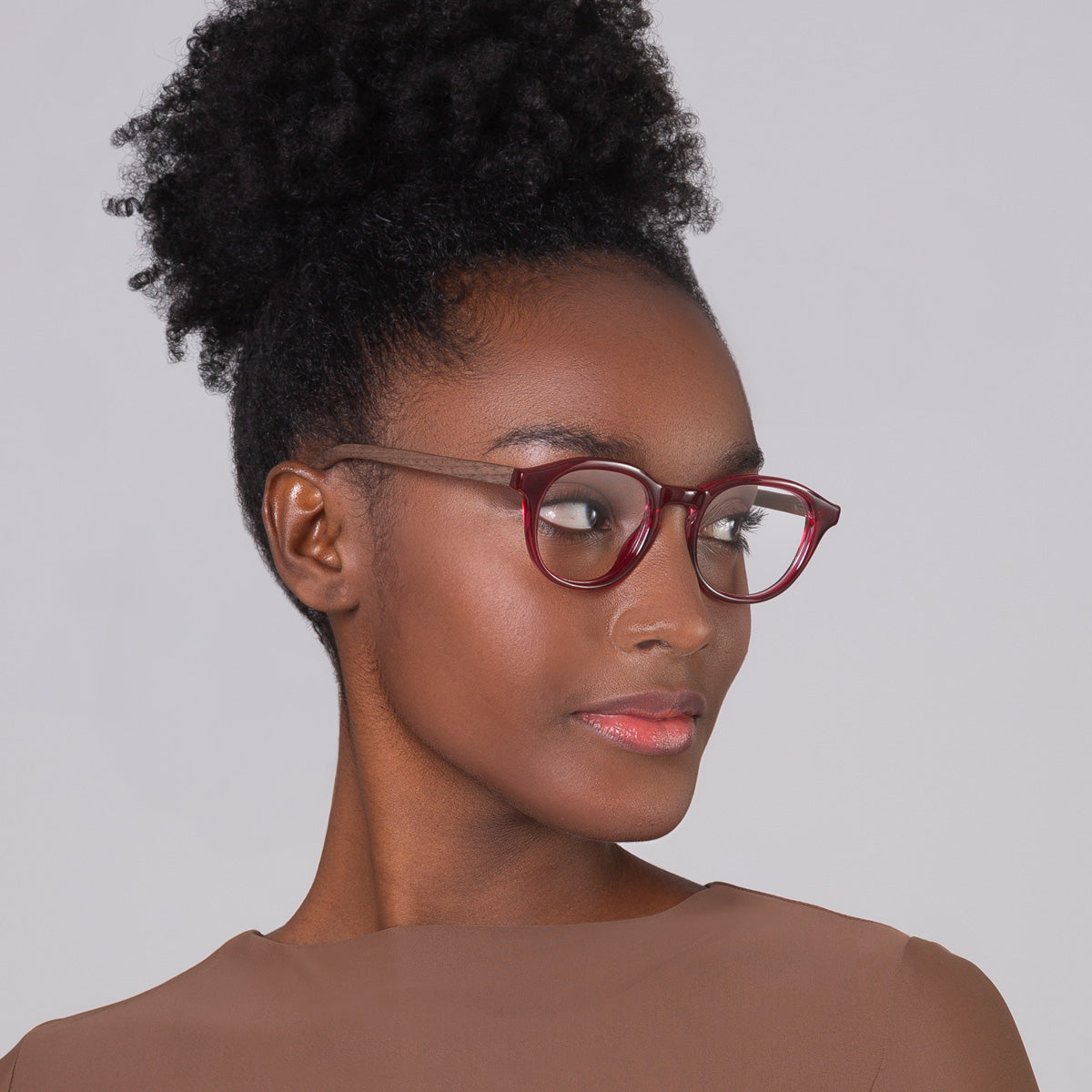 Armação Toshi Vinho em modelo com rosto pequeno.