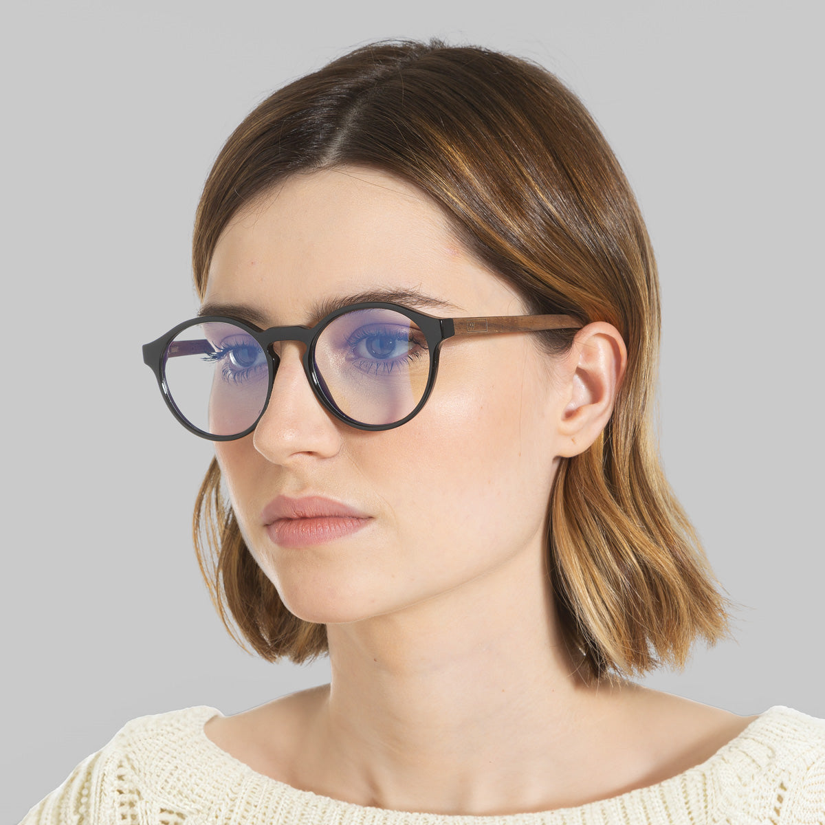 Armação Elli Black em modelo com rosto grande.