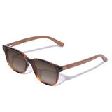 O modelo está usando um óculos de sol <a href="/products/armacao-de-acetato-woodz-carter-matt-gold">Carter Matt Gold</a>