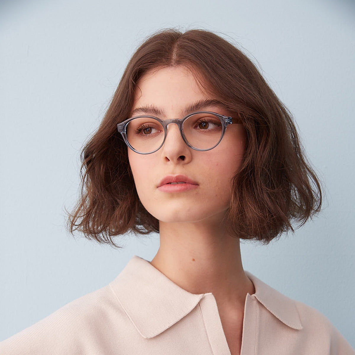 Armação Nino Sky em modelo com rosto pequeno.