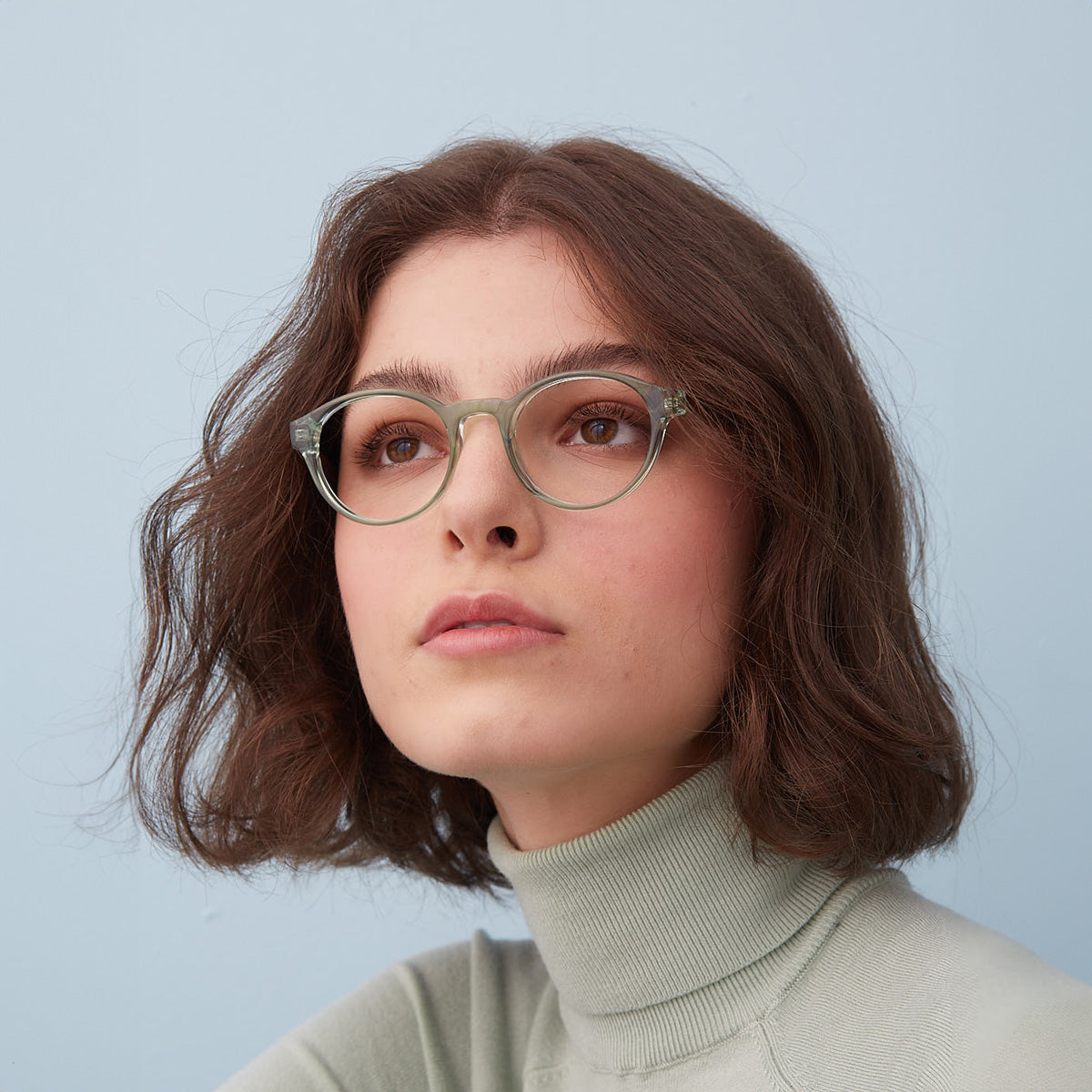Armação Nino Menta em modelo com rosto pequeno.