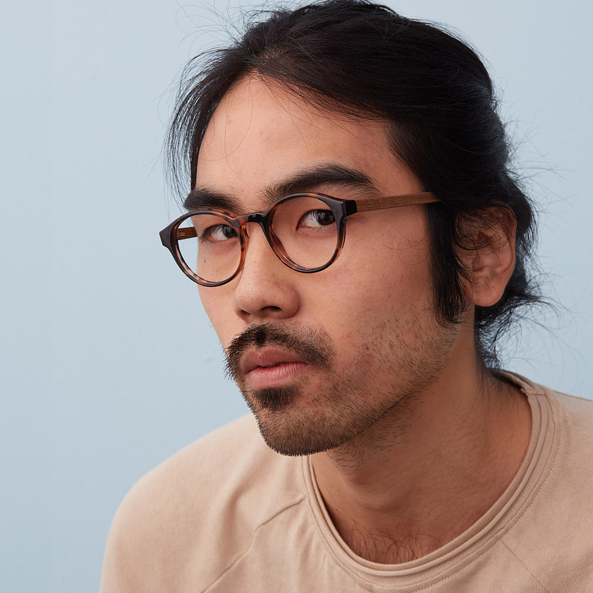 Armação Nino Tortoise em modelo com rosto médio.