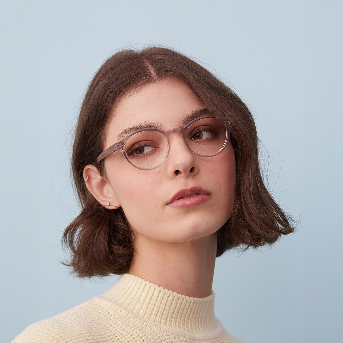 Armação Nino Rose em modelo com rosto pequeno.