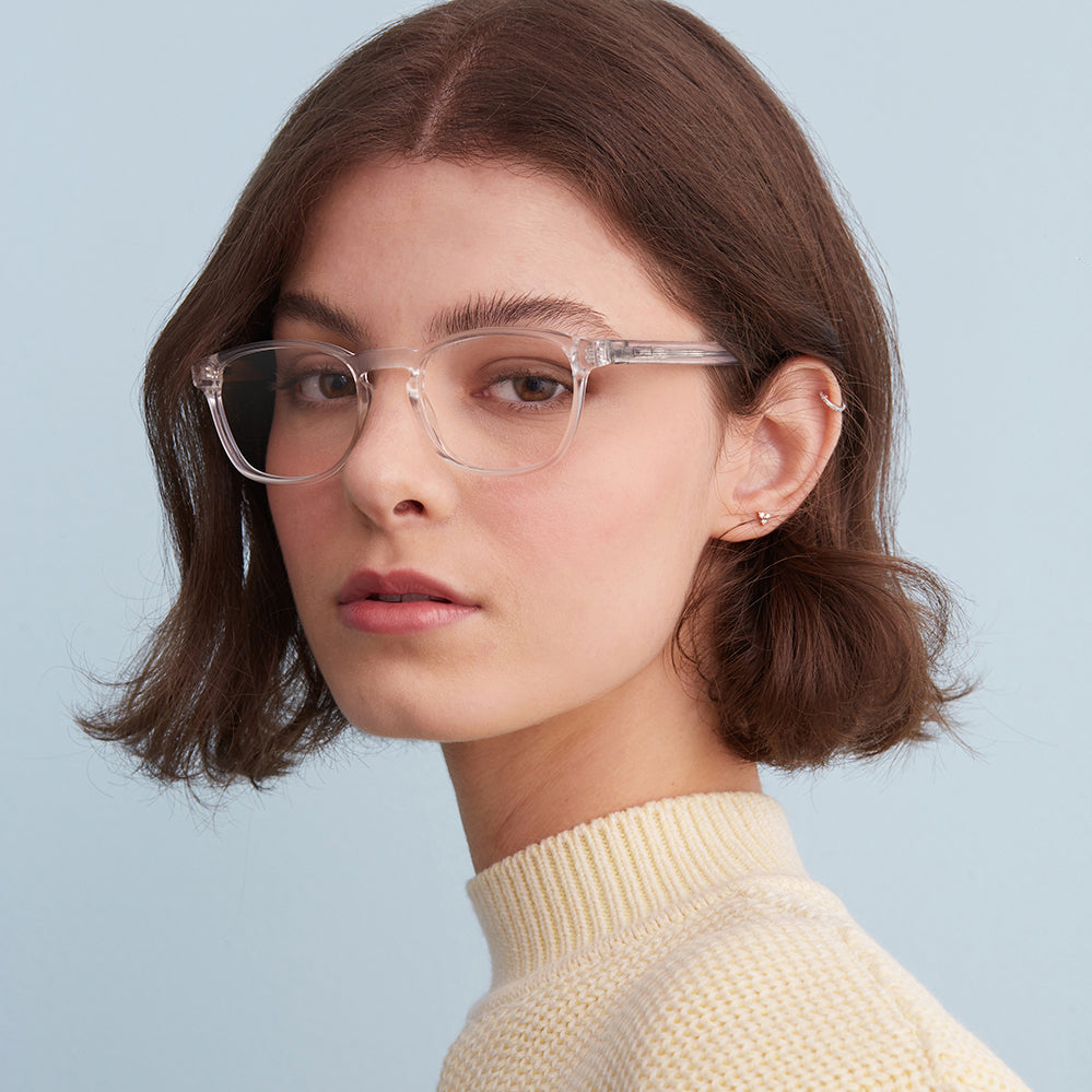 Modelo com rosto tamanho pequeno usa armação Olli Cristal
