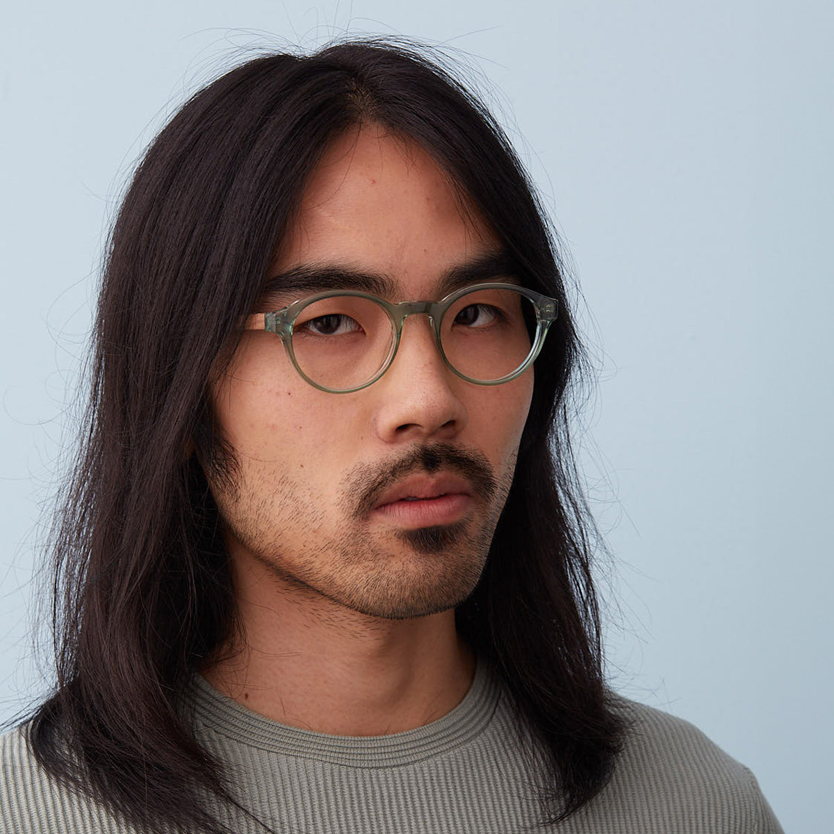 Armação Nino Menta em modelo com rosto médio.