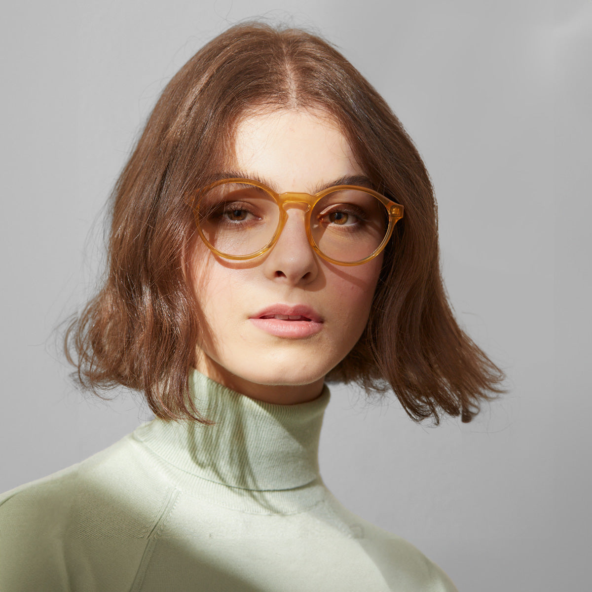 Armação Elli Gold em modelo com rosto pequeno.