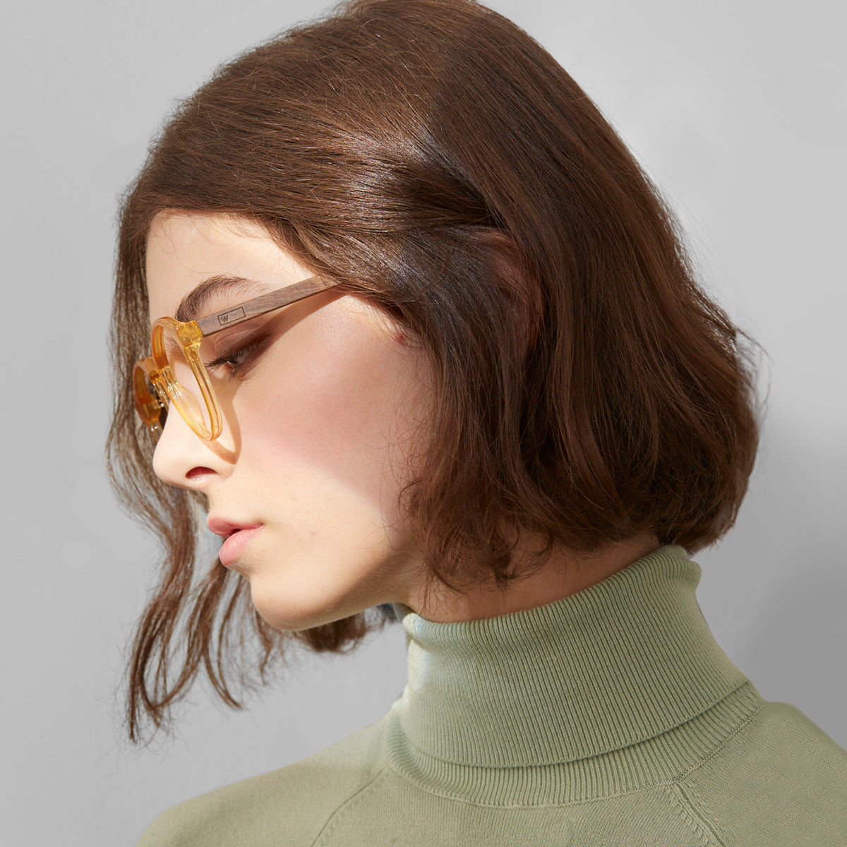 Armação Elli Gold em modelo com rosto pequeno.