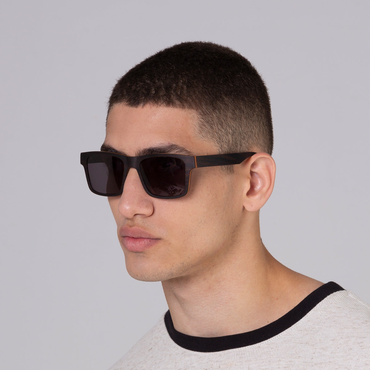 Yvo Dark em modelo com rosto médio