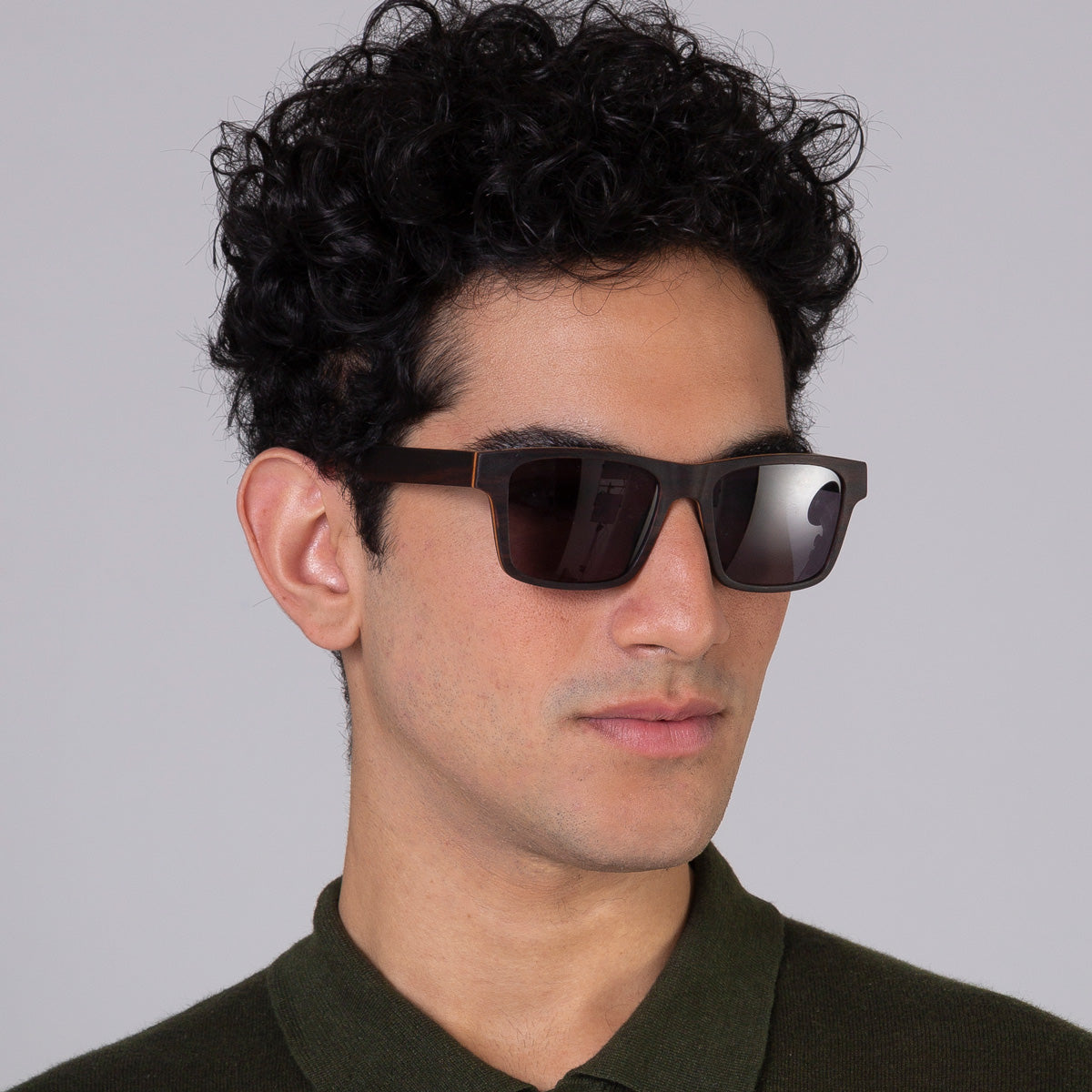 Yvo Dark em modelo com rosto grande