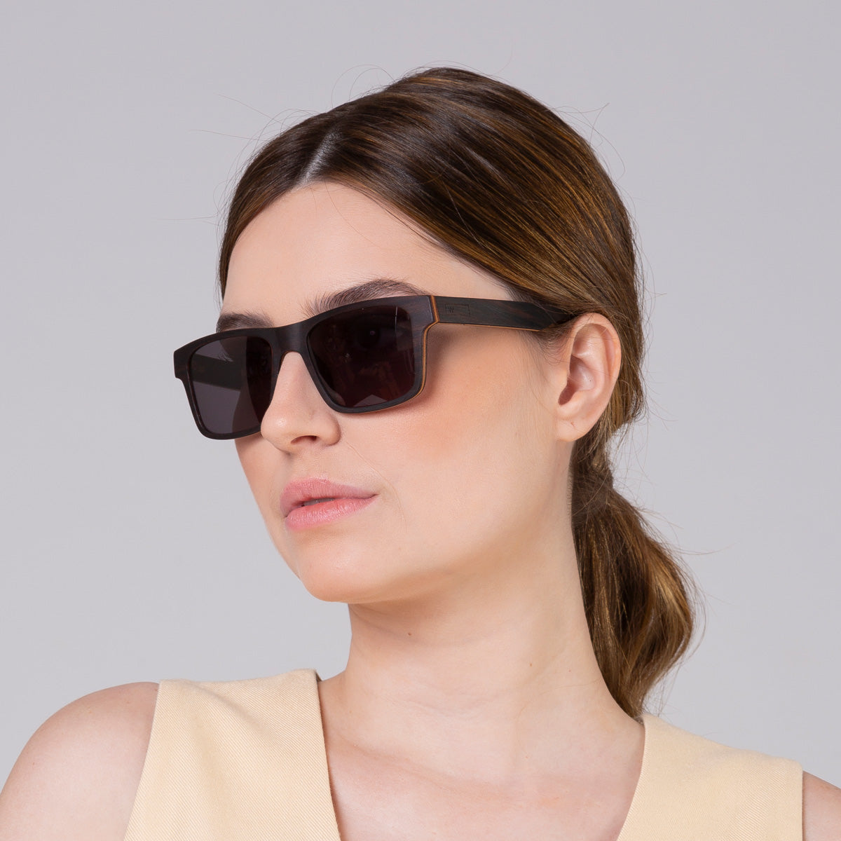 Yvo Dark em modelo com rosto grande