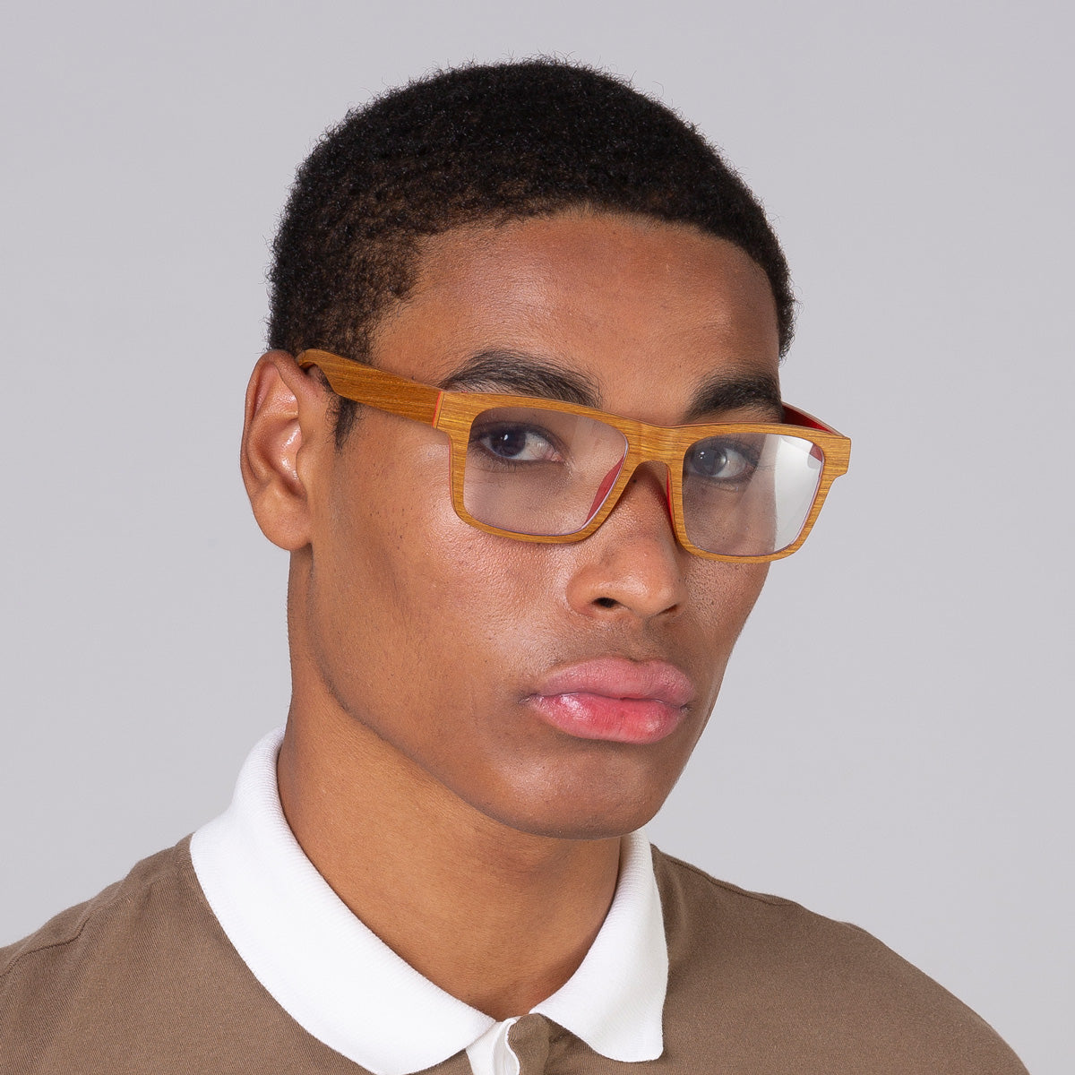 Armação Yvo Light em modelo com rosto grande