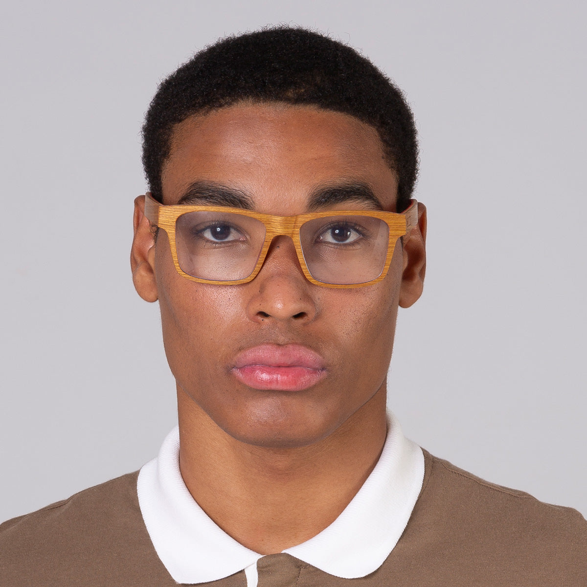 Armação Yvo Light em modelo com rosto grande