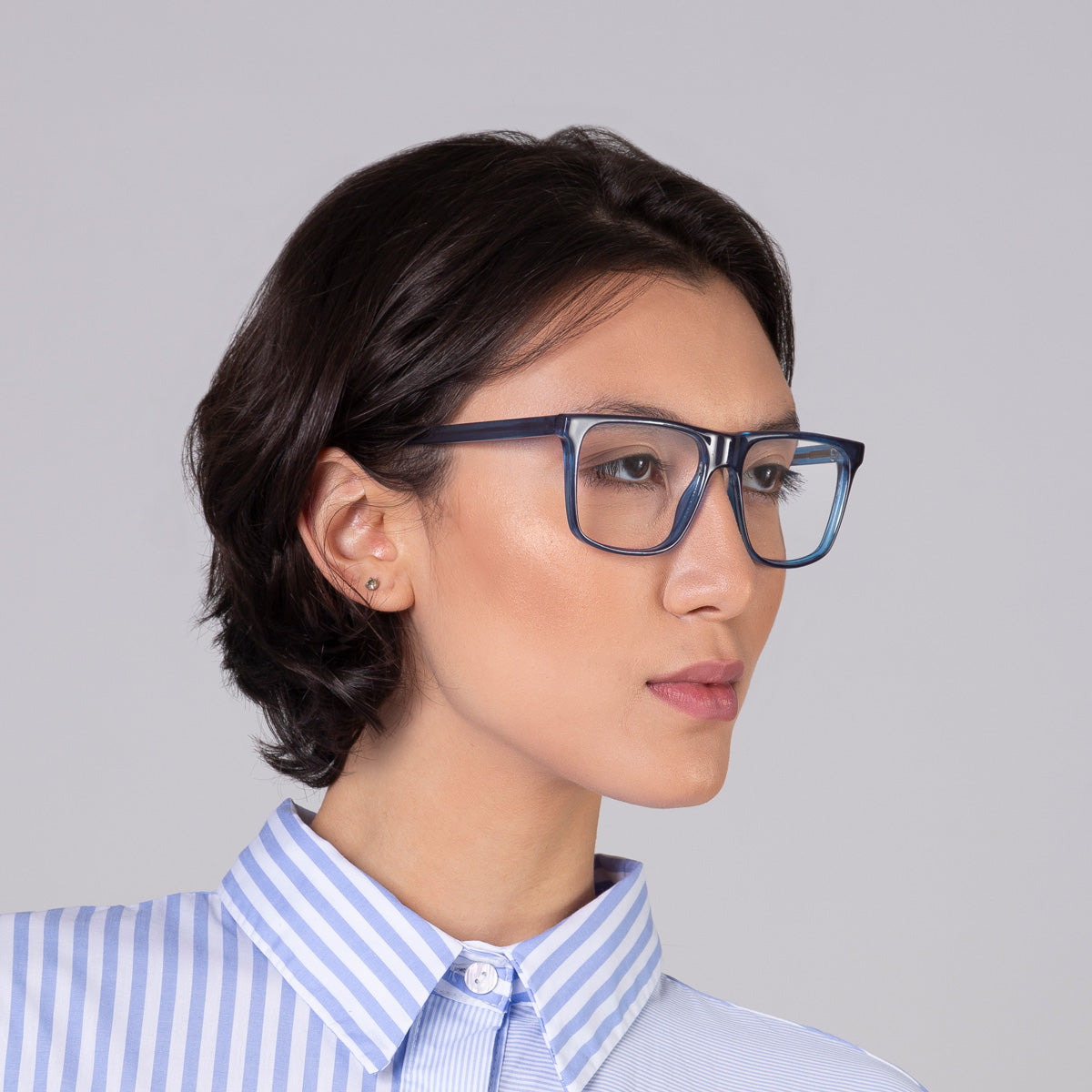 Armação Zeta Blue em modelo com rosto médio