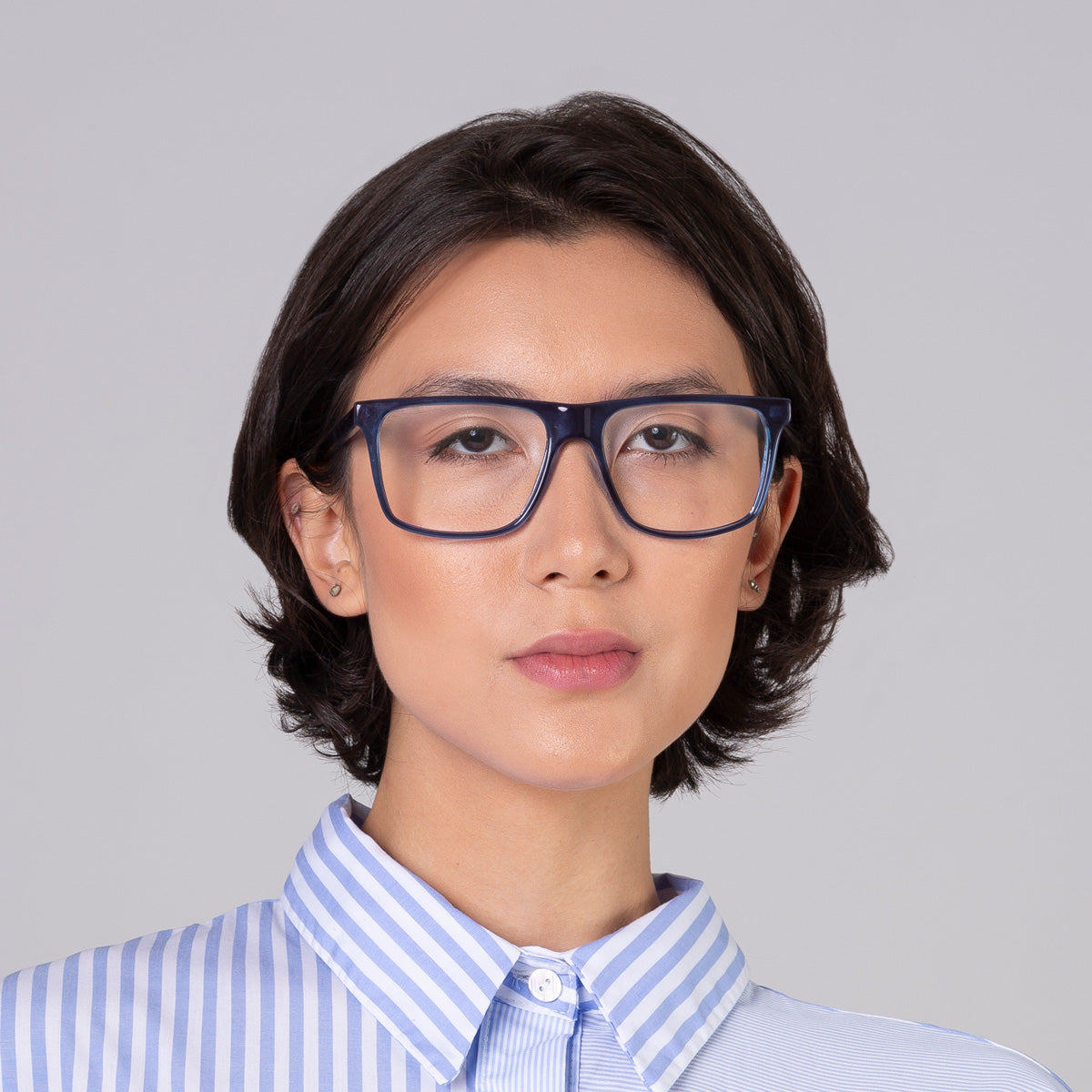 Armação Zeta Blue em modelo com rosto médio